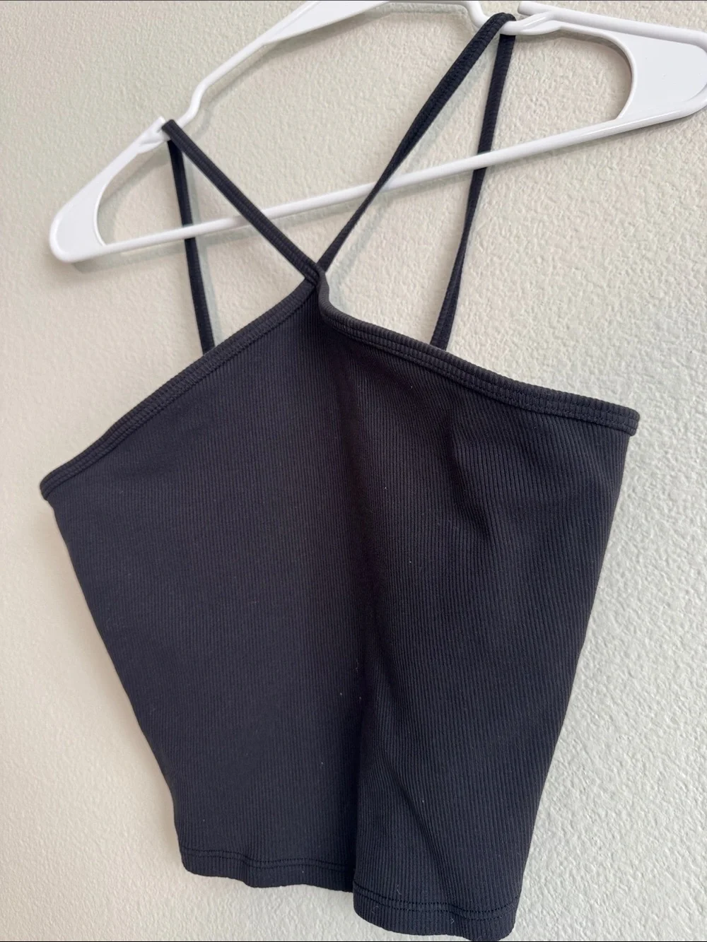 ALO Goddess Ribbed Crop Top in Black - M